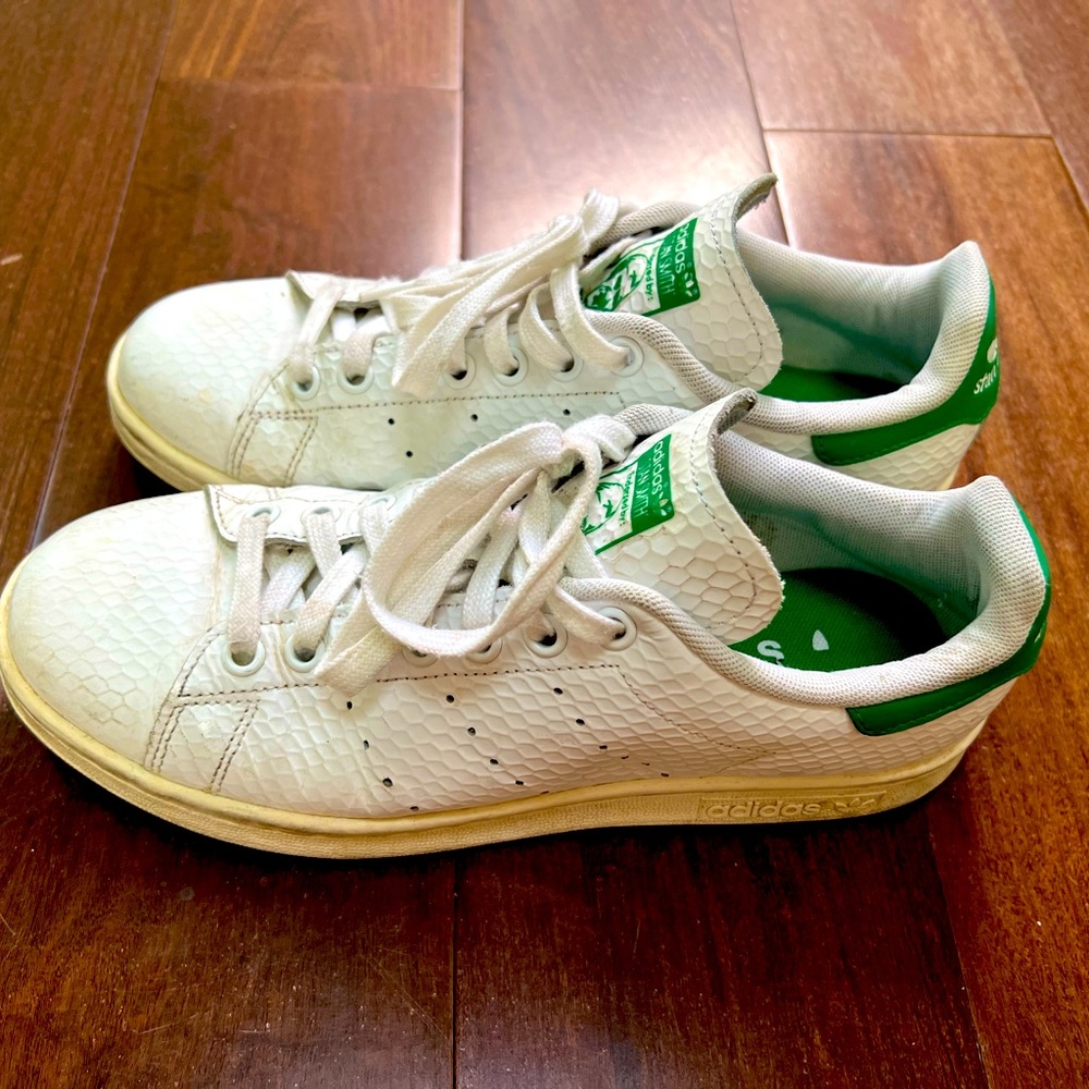 Adidas Stan smith sneaker green with shiny surface size 8, very good shape